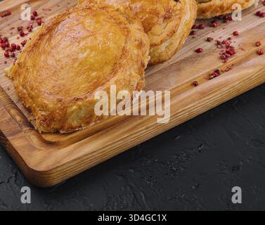 Essen, hausgemachte Blätterteig mit Hackfleischfüllung Stockfoto