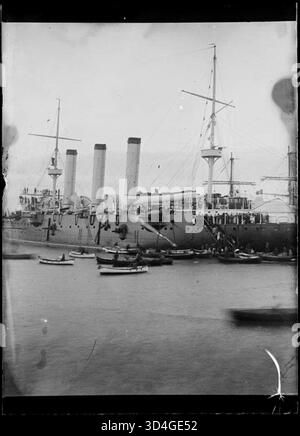 Ein Schiff legte im Hafen von Barcelona an, das von Màrius Aguirre i Serrat-Calvó zwischen 1888 und 1910 gefangen genommen wurde. Das Foto zeigt das Schiff, das im Hafen ruht, mit einer geschäftigen maritimen Kulisse. Stockfoto