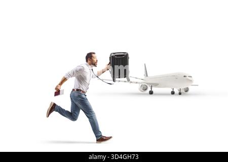 Mann, der mit Handgepäck und einem Pass läuft, um ein Flugzeug auf weißem Hintergrund zu fangen Stockfoto