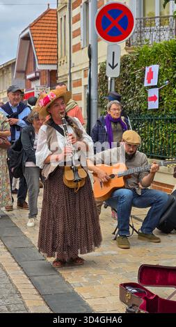 Aufführung der talentierten Musiker Hamster Dame Quartet auf dem Festival Belle Epoque Soulac 1900. Juni 2025. Soulac-sur-Mer, Frankreich. Stockfoto