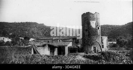 Diese Fotografie von Antoni Gallardo i Garriga aus dem Jahr 1929 zeigt eine Teilansicht von Cal Bacó mit seinem Turm in Katalonien. Das Bild zeigt die ländliche Architektur, die typisch für die katalanische Landschaft ist. Stockfoto