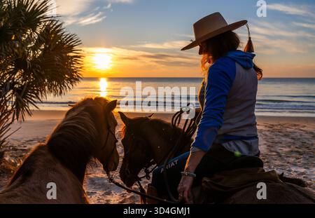Reiten auf Marsh Tacky Horses auf Daufuskie Island. Stockfoto
