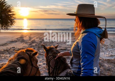 Reiten auf Marsh Tacky Horses auf Daufuskie Island. Stockfoto