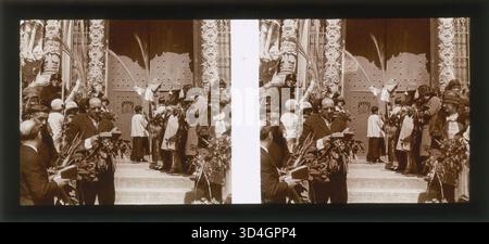 Eine Gruppe von Menschen stand am Palmensonntag vor der Tür des Tempels Expiatori del Sagrat Cor, der zwischen 1922 und 1934 von Josep Domènech i Sàbat gefangen genommen wurde. Das Bild zeigt eine religiöse Versammlung im Tempel. Stockfoto