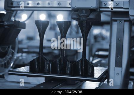 Schaft-Stabilisator-Druck auf 3D-Drucker aus geschmolzenem Kunststoff auf dem Desktop eines 3D-Druckers. Kunststoffstabilisierung auf 3D-Drucker. Schwarzes Prototyp-Modell für den Druck der Raketenbombenspitze auf 3D-Drucker Stockfoto