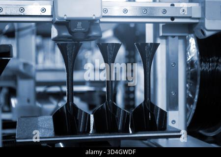 Schaft-Stabilisator-Druck auf 3D-Drucker aus geschmolzenem Kunststoff auf dem Desktop eines 3D-Druckers. Kunststoffstabilisierung auf 3D-Drucker. Schwarzes Prototyp-Modell für den Druck der Raketenbombenspitze auf 3D-Drucker Stockfoto