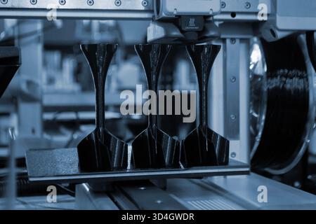 Schaft-Stabilisator-Druck auf 3D-Drucker aus geschmolzenem Kunststoff auf dem Desktop eines 3D-Druckers. Kunststoffstabilisierung auf 3D-Drucker. Schwarzes Prototyp-Modell für den Druck der Raketenbombenspitze auf 3D-Drucker Stockfoto