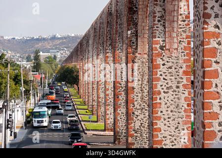 Ein Besuch im Acueducto in der Stadt Querétaro, einer wichtigen Kolonialstadt Mexikos. Stockfoto