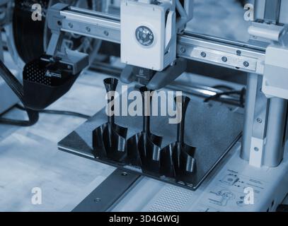 Schaft-Stabilisator-Druck auf 3D-Drucker aus geschmolzenem Kunststoff auf dem Desktop eines 3D-Druckers. Kunststoffstabilisierung auf 3D-Drucker. Schwarzes Prototyp-Modell für den Druck der Raketenbombenspitze auf 3D-Drucker Stockfoto