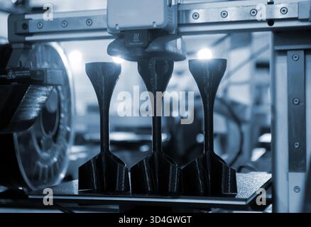 Schaft-Stabilisator-Druck auf 3D-Drucker aus geschmolzenem Kunststoff auf dem Desktop eines 3D-Druckers. Kunststoffstabilisierung auf 3D-Drucker. Schwarzes Prototyp-Modell für den Druck der Raketenbombenspitze auf 3D-Drucker Stockfoto