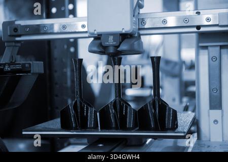 Schaft-Stabilisator-Druck auf 3D-Drucker aus geschmolzenem Kunststoff auf dem Desktop eines 3D-Druckers. Kunststoffstabilisierung auf 3D-Drucker. Schwarzes Prototyp-Modell für den Druck der Raketenbombenspitze auf 3D-Drucker Stockfoto