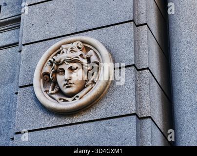 Dekoratives Medaillon mit Frauengesicht an der Fassade der Bank von Spanien in Madrid, Spanien, Europa Stockfoto