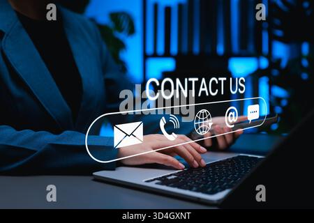 Kontaktieren Sie uns Kommunikationskonzept. Geschäftsfrau mit Laptop und Smartphone, um per E-Mail, Telefon und Online-Chat eine Verbindung herzustellen. Moderner Kundensupport Stockfoto