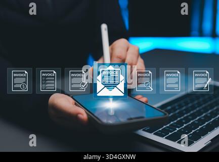 Person, die digitale Rechnungen und Online-Rechnungen über ein Mobilgerät verwaltet. Konzept der elektronischen Rechnungsstellung, Finanztechnologie, elektronischer Zahlungsverkehr, Stockfoto