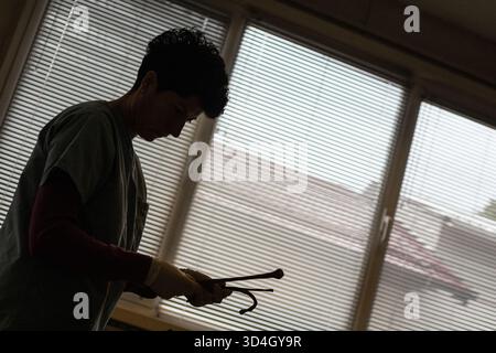 Die forensische Anthropologin Dragana Vucetic von der Internationalen Kommission für Vermisste (ICMP) versucht, die Überreste eines Opfers des Bosnienkrieges 1992–95 in Tuzla, Bosnien und Herzegowina zu identifizieren. Stockfoto