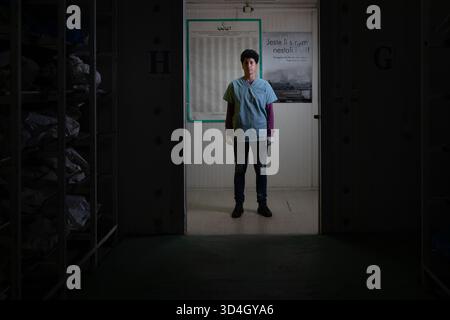 Die forensische Anthropologin Dragana Vucetic von der Internationalen Kommission für Vermisste (ICMP) versucht, die Überreste eines Opfers des Bosnienkrieges 1992–95 in Tuzla, Bosnien und Herzegowina zu identifizieren. Stockfoto