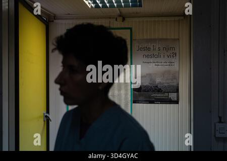 Die forensische Anthropologin Dragana Vucetic von der Internationalen Kommission für Vermisste (ICMP) versucht, die Überreste eines Opfers des Bosnienkrieges 1992–95 in Tuzla, Bosnien und Herzegowina zu identifizieren. Stockfoto