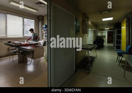 Die forensische Anthropologin Dragana Vucetic von der Internationalen Kommission für Vermisste (ICMP) versucht, die Überreste eines Opfers des Bosnienkrieges 1992–95 in Tuzla, Bosnien und Herzegowina zu identifizieren. Stockfoto