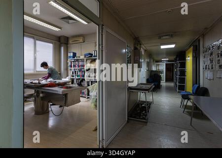 Die forensische Anthropologin Dragana Vucetic von der Internationalen Kommission für Vermisste (ICMP) versucht, die Überreste eines Opfers des Bosnienkrieges 1992–95 in Tuzla, Bosnien und Herzegowina zu identifizieren. Stockfoto