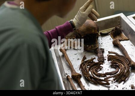 Die forensische Anthropologin Dragana Vucetic von der Internationalen Kommission für Vermisste (ICMP) versucht, die Überreste eines Opfers des Bosnienkrieges 1992–95 in Tuzla, Bosnien und Herzegowina zu identifizieren. Stockfoto