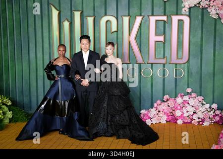 Cynthia Erivo (links), Regisseur Jon M. Chu (Mitte) und Ariana Grande kommen zur europäischen Premiere von Wicked: For Good am Cineworld Leicester Square in London. Bilddatum: Montag, 10. November 2025. Stockfoto