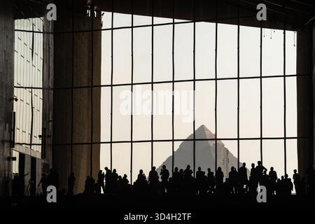 Blick auf die große Pyramide vom Inneren des großen Ägyptischen Museums mit Touristen halten für Fotos mit Panoramablick Stockfoto