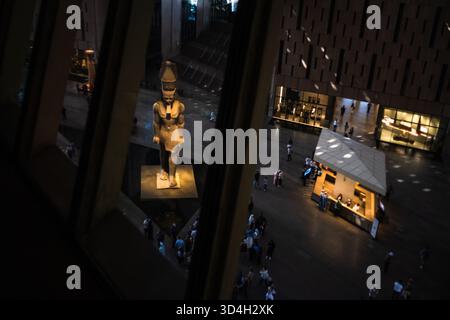 Blick aus der Vogelperspektive auf die Ramses II-Statue am Eingang des großen Ägyptischen Museums Stockfoto