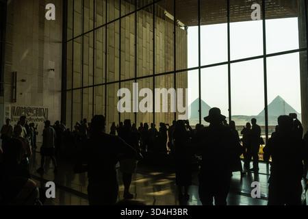 Blick auf die große Pyramide vom Inneren des großen Ägyptischen Museums mit Touristen halten für Fotos mit Panoramablick Stockfoto