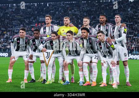 Die Spieler des Juventus FC stehen 2025/26 im Allianz Stadion in Turin beim Fußballspiel der Serie A zwischen Juventus FC und Turin an Stockfoto