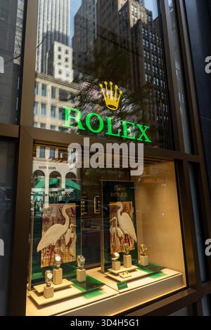 Schaufenster mit luxuriösen Rolex-Uhren in der E. 57th St., 2025, New York City, USA Stockfoto