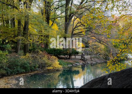 Der Teich im Central Park ist wunderschön mit Herbstfarben, New York City, USA 2025 Stockfoto