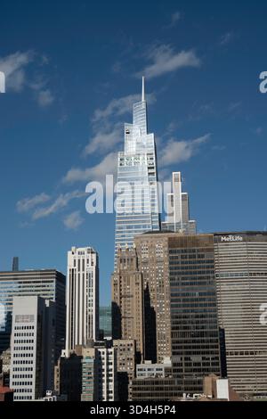 Blick auf die Skyline von Manhattan Midtown von einer luxuriösen Dachterrasse des Koop-Apartments im historischen Murray Hill, 2025, New York City, USA Stockfoto