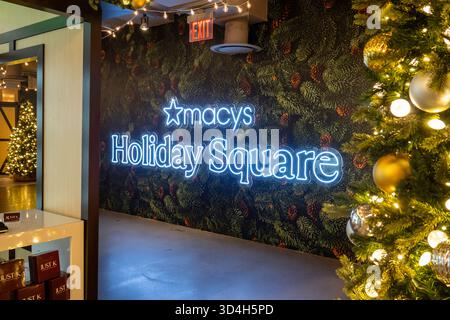 Macy's Weihnachtsdekoration ist immer ein beliebter Touristenstopp am Herald Square, New York City, USA 2025 Stockfoto