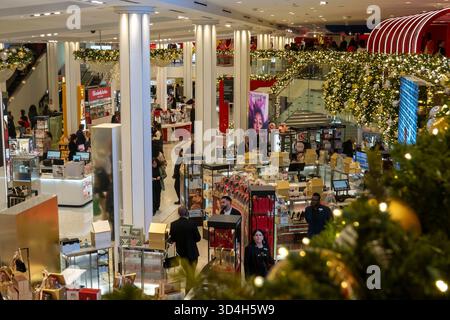 Macy's Weihnachtsdekoration ist immer ein beliebter Touristenstopp am Herald Square, New York City, USA 2025 Stockfoto