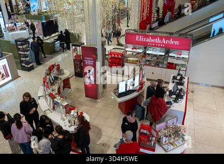 Macy's Weihnachtsdekoration ist immer ein beliebter Touristenstopp am Herald Square, New York City, USA 2025 Stockfoto