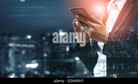 Ein Geschäftsmann arbeitet mit einem Smartphone in einer pulsierenden Stadtlandschaft. Das Bild zeigt die Verschmelzung von Technologie und Konnektivität in Stockfoto