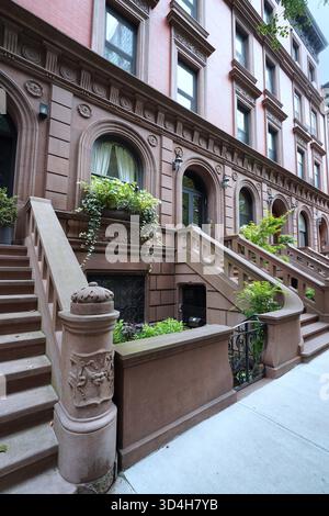 Manhattan, Straße in der Upper West Side mit alten Brownstone-Gebäuden Stockfoto