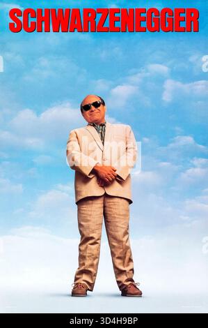 Zwillinge (1988) unter der Regie von Ivan Reitman mit Danny DeVito als Vincent Benedict. Zwei unwahrscheinliche brüderliche Zwillinge, die bei der Geburt im Rahmen eines genetischen Experiments getrennt wurden, vereinen sich wieder und begeben sich auf eine Reise, um ihre Mutter zu finden, ihre starken Unterschiede zu entdecken und eine einzigartige Verbindung zu bilden. Foto eines Original-Posters aus dem Jahr 1988 (US Advance Poster), das NUR ZUR REDAKTIONELLEN VERWENDUNG VERWENDET WIRD. Quelle: BFA / Universal Pictures Stockfoto