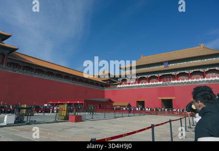 Verbotener Stadteingang, Peking – rote Wände, goldene Dächer und Winterwarteschlangen Stockfoto