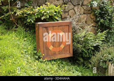 Hölzernes Lebensretter-Schild im Garten Stockfoto