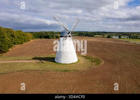 Eine Windmühle auf einem Feld in Estland Stockfoto