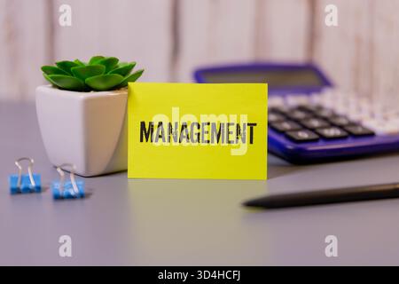 Krisenmanagement. Textbeschriftung im Planungsheft auf der Aktentasche des Managers. Der Prozess der Anwendung von Methoden zur Wiederherstellung der hno-Aktivität Stockfoto