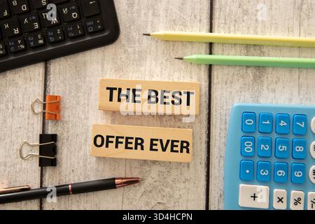 Das beste Angebot, das je Text auf Startseite anzeigen Büro Schreibtisch Tabelle der Business Workplace und Business Objects. Stockfoto