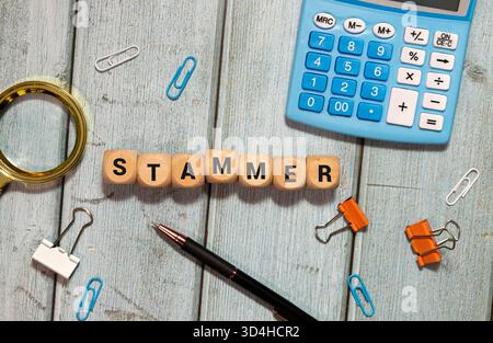 Von oben gesehen, mit WORTSTEMPEL auf weißem Hintergrund und Pillen Stockfoto