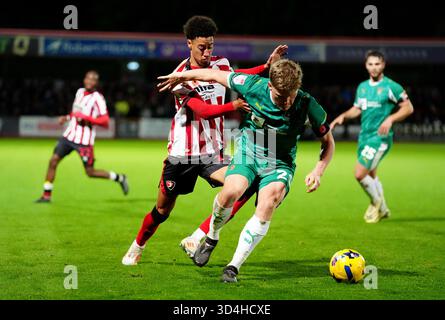 Scott Robertson von Notts County (rechts) und Jonathan Tomkinson von Cheltenham Town (links) kämpfen um den Ball während des Spiels der Sky Bet League Two im EV Charger Points Stadium in Cheltenham 2025. Stockfoto