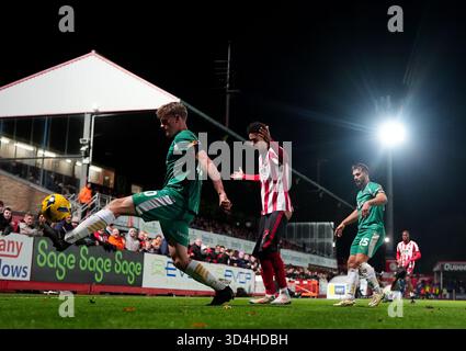 Scott Robertson von Notts County (links) und Jonathan Tomkinson von Cheltenham Town (Mitte) kämpfen um den Ball während des Spiels der Sky Bet League Two im EV Charger Points Stadium in Cheltenham 2025. Stockfoto
