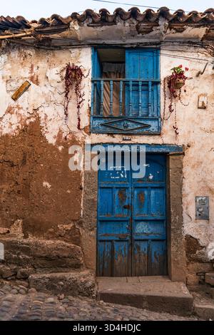 Abendlicht in den Kolonialstraßen von Cusco, Peru, mit blauer Tür und engen Gassen im historischen Viertel San Blas. Stockfoto