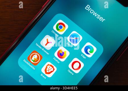 Smartphone-Bildschirm mit beliebten Symbolen für Webbrowser-Apps wie Chrome, Safari, Edge, Yandex, Firefox, Opera, DuckDuckGo und Brave. Stockfoto