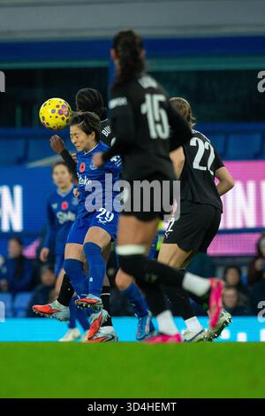 Liverpool, Großbritannien. November 2025. Yuka Momiki (29 Everton) stellt sich mit Kadija Bunny Shaw (9 Manchester City) um den Ball in der Luft. Everton Frauen gegen Manchester City Frauen, Womens Super League, Goodison Park, Liverpool, England, November 2025. Quelle: SPP Sport Pressefoto. /Alamy Live News Stockfoto