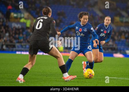 Liverpool, Großbritannien. November 2025. Yuka Momiki (29 Everton) wird von Grace Clinton (6 Manchester City) geschlossen. Everton Frauen gegen Manchester City Frauen, Womens Super League, Goodison Park, Liverpool, England, November 2025. Quelle: SPP Sport Pressefoto. /Alamy Live News Stockfoto